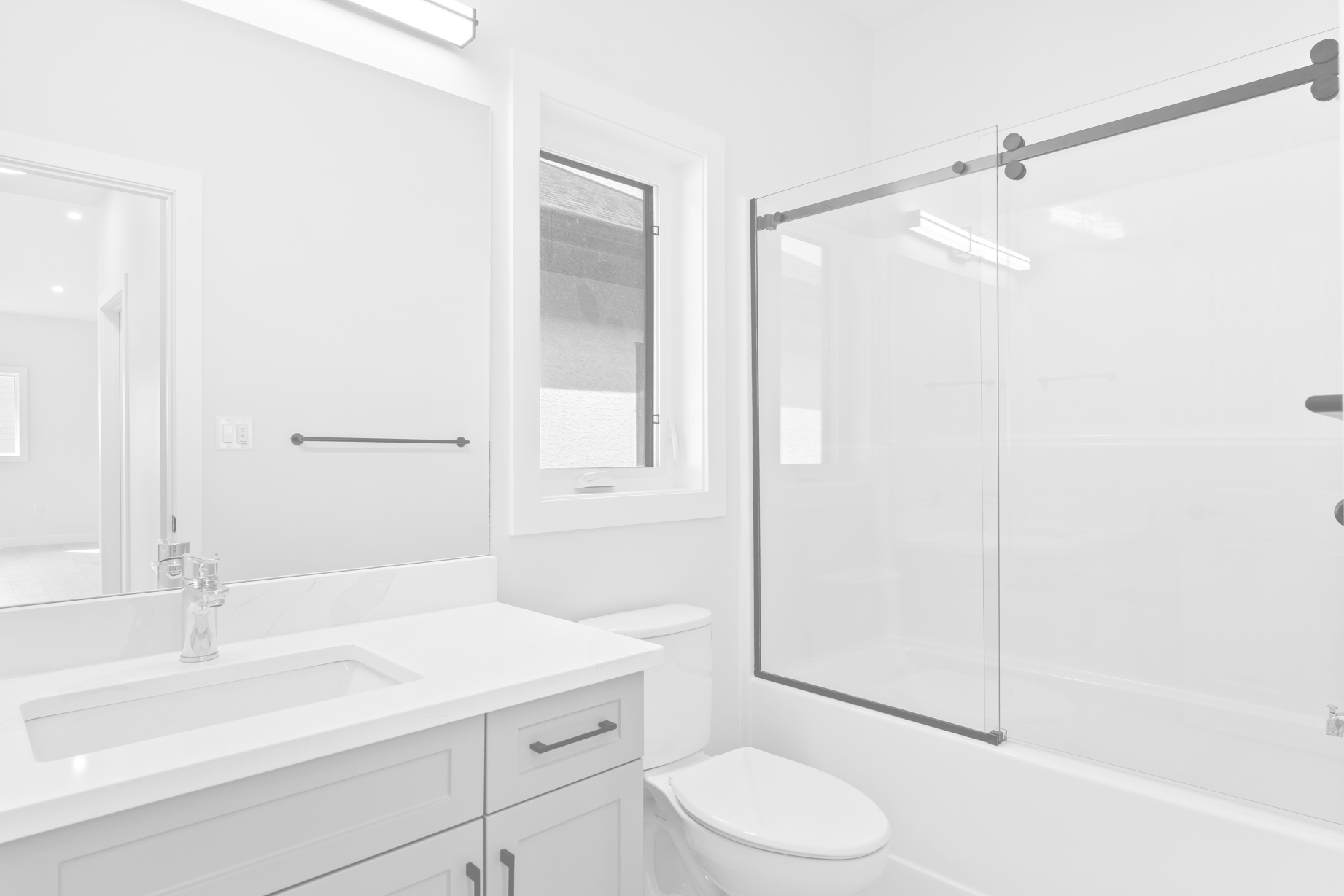 Badezimmer mit weißer Fläche davor